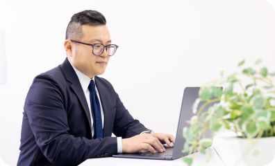 PC操作する男性