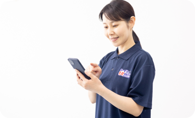 スマホ操作する女性