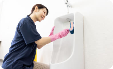 トイレ掃除する女性